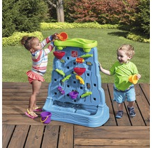 Wasserspielwand mit zwei Kindern im Garten