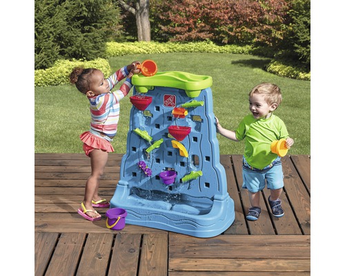 Wasserspielwand mit zwei Kindern im Garten