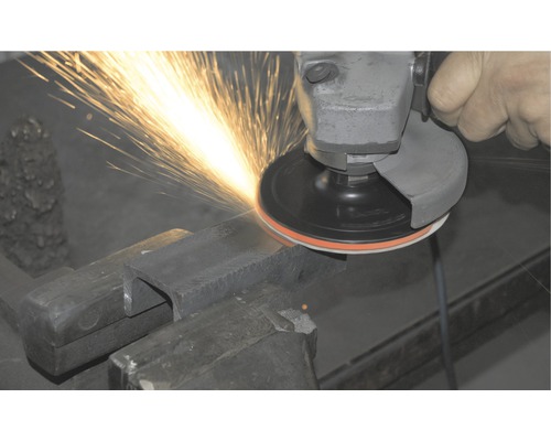 Ein Winkelschleifer beim Bearbeiten von Metall mit Funkenflug.