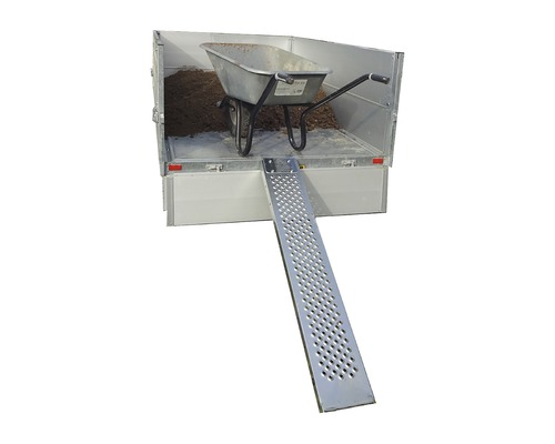 Anhänger mit Rampe und Schubkarre mit Erde