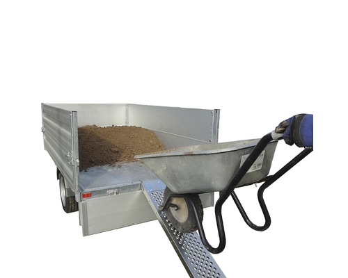 Einachsanhänger mit Rampe und Schubkarre mit Erde