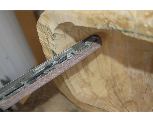 Bandschleifer bei der Holzbearbeitung