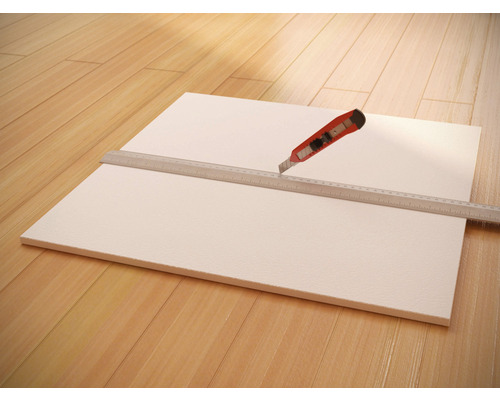 Styroporplatte mit Cuttermesser und Lineal