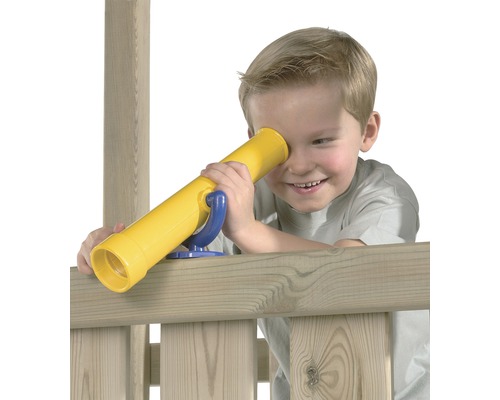 Junge benutzt ein gelbes Spielzeug Teleskop an einem hölzernen Spielturm