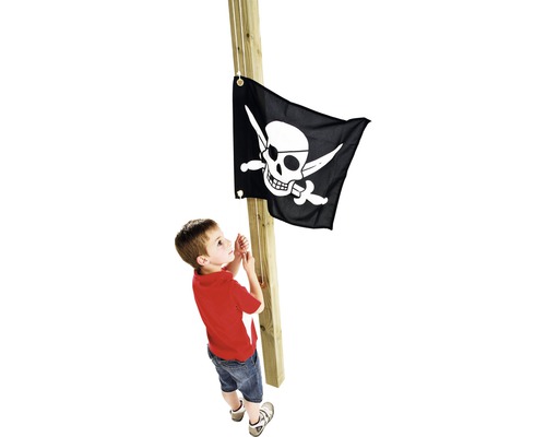 Junge hisst Piratenflagge an einem Holzpfosten mit Seilzugsystem