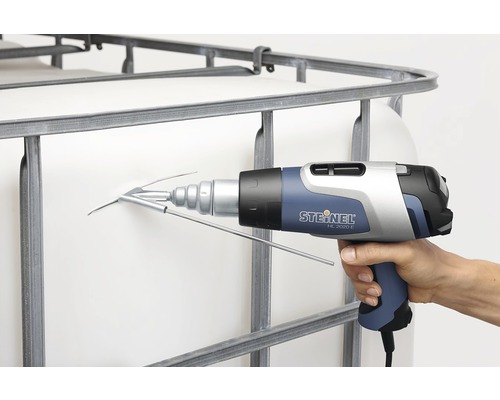 Hand, die ein Steinel HL 2020 E Heissluftgebläse mit Schweissdüse zum Kunststoffschweissen hält