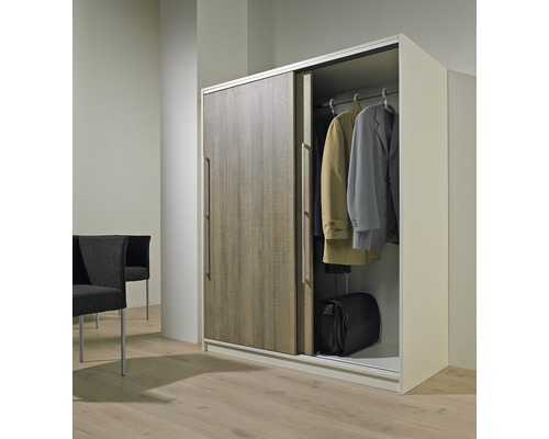 Schiebetürenschrank mit Kleidung und Tasche