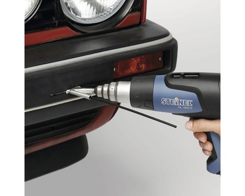 Steinel Heißluftpistole HL 1920 E im Einsatz an einem Auto.