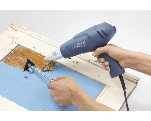 Entfernung von Farbe mit einem Heißluftgebläse und einem Schaber.