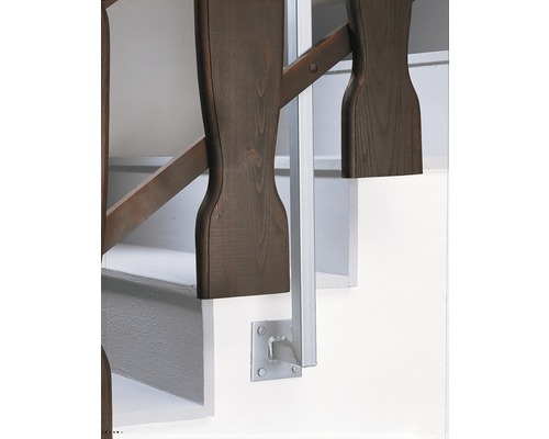 Detail einer Treppe mit Holzgeländer und Glasbauteil