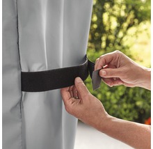 Befestigung einer grauen Markise mit einem Klettband