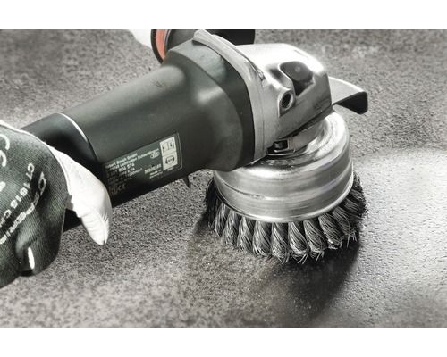 Drahtbürste an einer Schleifmaschine bei der Arbeit