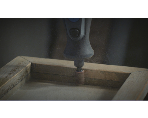 Ein Dremel Schleifwerkzeug wird an einem Holzrahmen verwendet.
