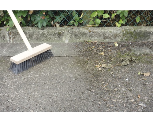 Kehrbesen mit Holzstiel zum Reinigen von Pflastersteinen