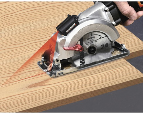 Handkreissäge beim Schneiden eines Holzbretts mit Laserführung