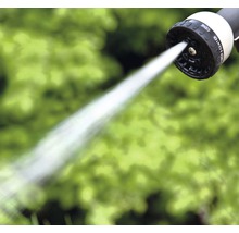 Gartenschlauchdüse mit Wasserstrahl