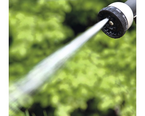Gartenschlauchdüse mit Wasserstrahl