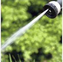 Gartenschlauch Spritzpistole im Einsatz mit Wasserstrahl