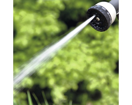 Gartenschlauch Spritzpistole im Einsatz mit Wasserstrahl