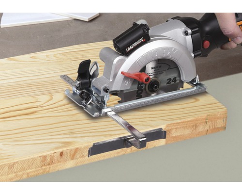 WORX Handkreissäge beim Schneiden eines Holzbretts