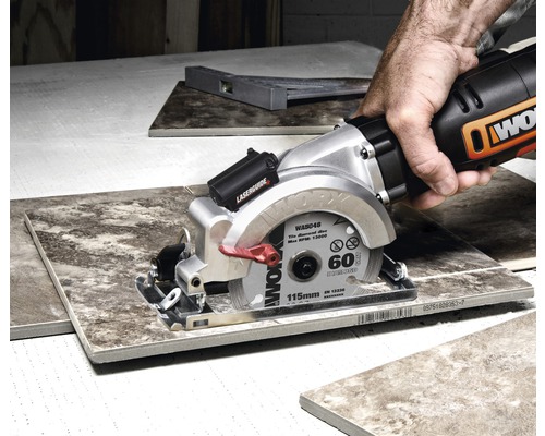 Fliesenschneider im Einsatz zum Zuschneiden von Fliesen