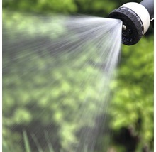 Gartenschlauch Sprühkopf im Einsatz