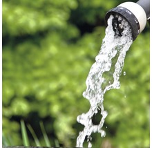 Gartenschlauchdüse mit Wasserstrahl im Einsatz