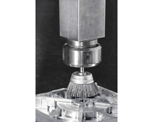 Drahtbürste an einer Metalloberfläche