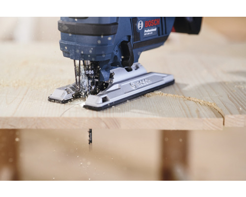 Bosch Stichsäge beim Schneiden von Holz