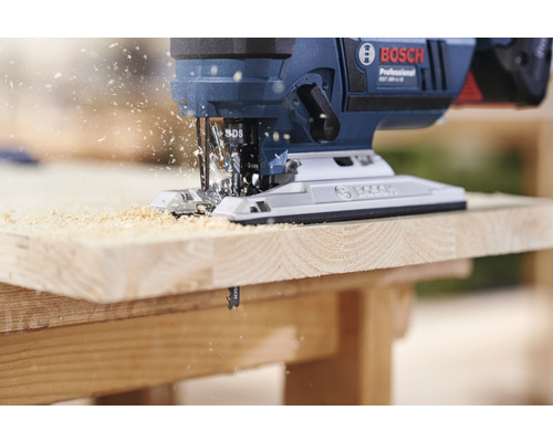 Bosch Stichsäge beim Sägen eines Holzstücks