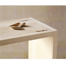 Holztisch mit Holzkeilen zur Befestigung von Möbeln