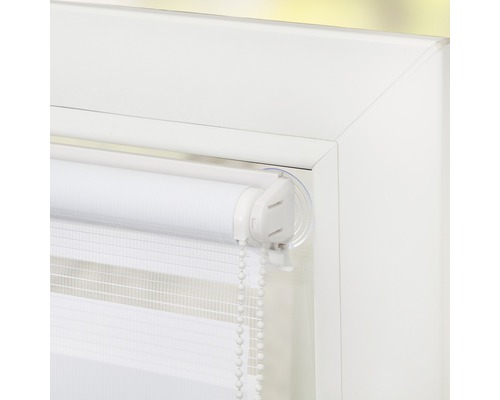 Detailansicht eines weißen Doppelrollos am Fenster