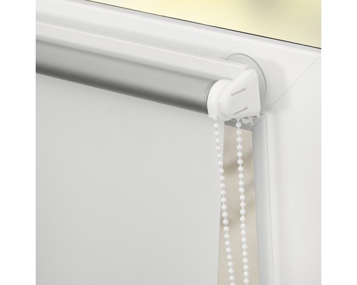 Detailaufnahme eines Rollos mit Kettenzug zur Fensterdekoration