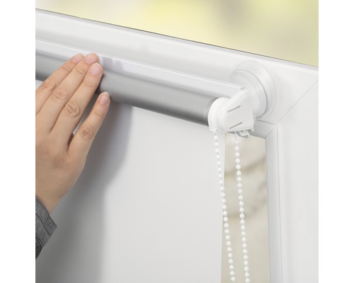 Fensterrollo mit Kettenzug zur Bedienung