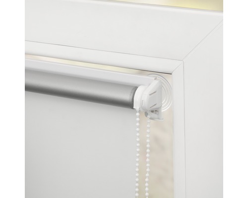 Rollo mit Kettenzug in einem Fensterrahmen