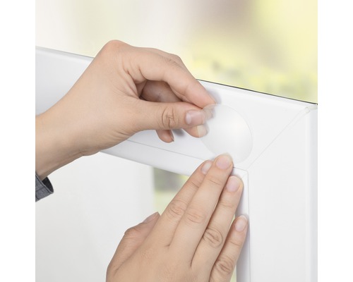 Aufbringen eines transparenten Fensterrahmenschutzes