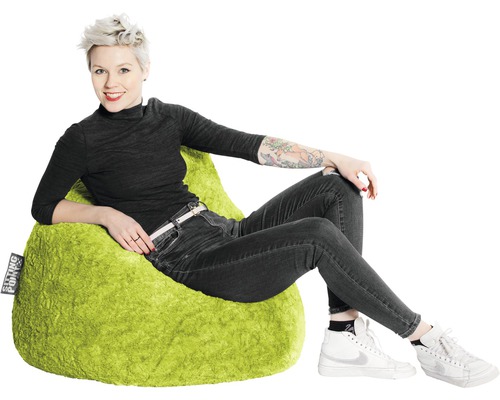 Eine Frau sitzt auf einem grünen Sitzsack.