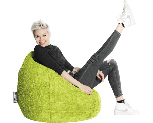 Frau sitzt in einem grünen Sitzsack von Sitting Point