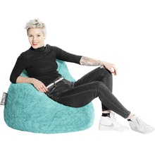 Eine Frau sitzt entspannt auf einem türkisfarbenen Sitzsack.