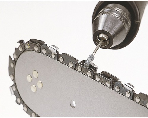 Schärfen einer Kettensäge mit einem Schleifwerkzeug