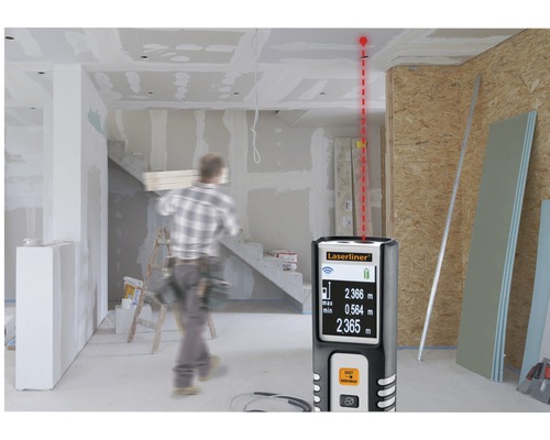 Laser-Entfernungsmesser im Einsatz auf einer Baustelle