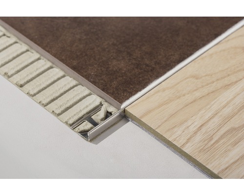 Fliesenprofil zwischen zwei Fliesen mit Fliesenkleber