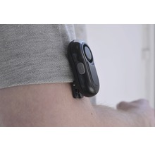 Personenalarm am Kleidungsstück befestigt
