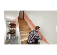 Mann verwendet einen Laserliner Kreuzlinienlaser an einer Treppe