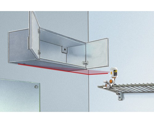 Anbringen eines Badezimmerschranks mit einem Kreuzlinienlaser