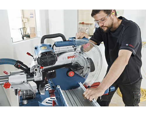 Mann bedient eine Bosch Kapp- und Gehrungssäge