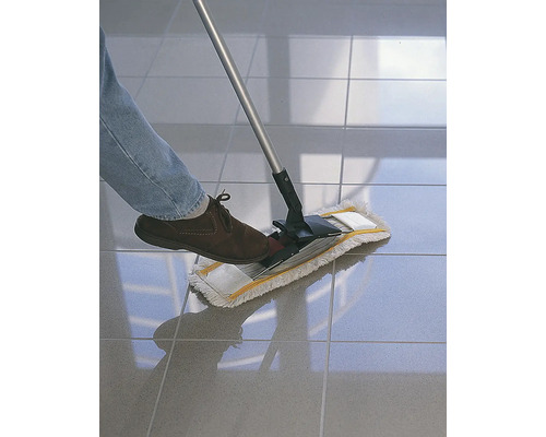 Person wischt Fliesenboden mit einem Mopp.