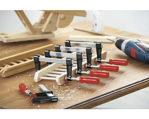 Werkbank mit Holzkonstruktion, Schraubzwingen und Akkuschrauber