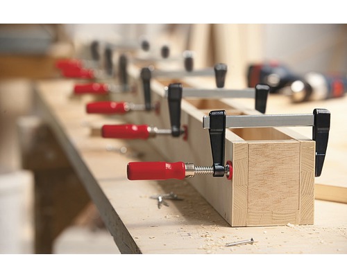 Holzwerkstück wird mit Schraubzwingen verleimt