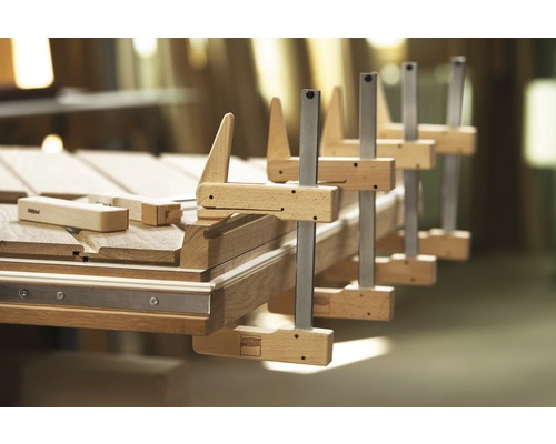 Holzwerkstück wird mit Schraubzwingen fixiert